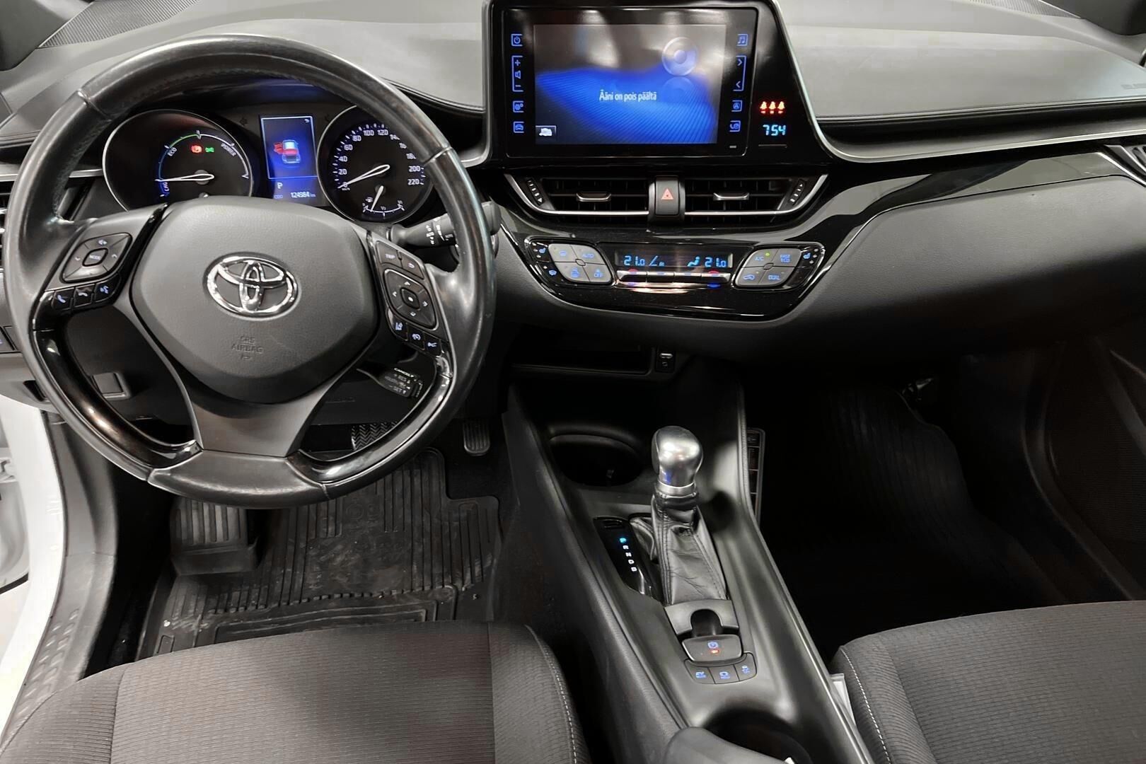 Toyota C-HR iso kuva 10