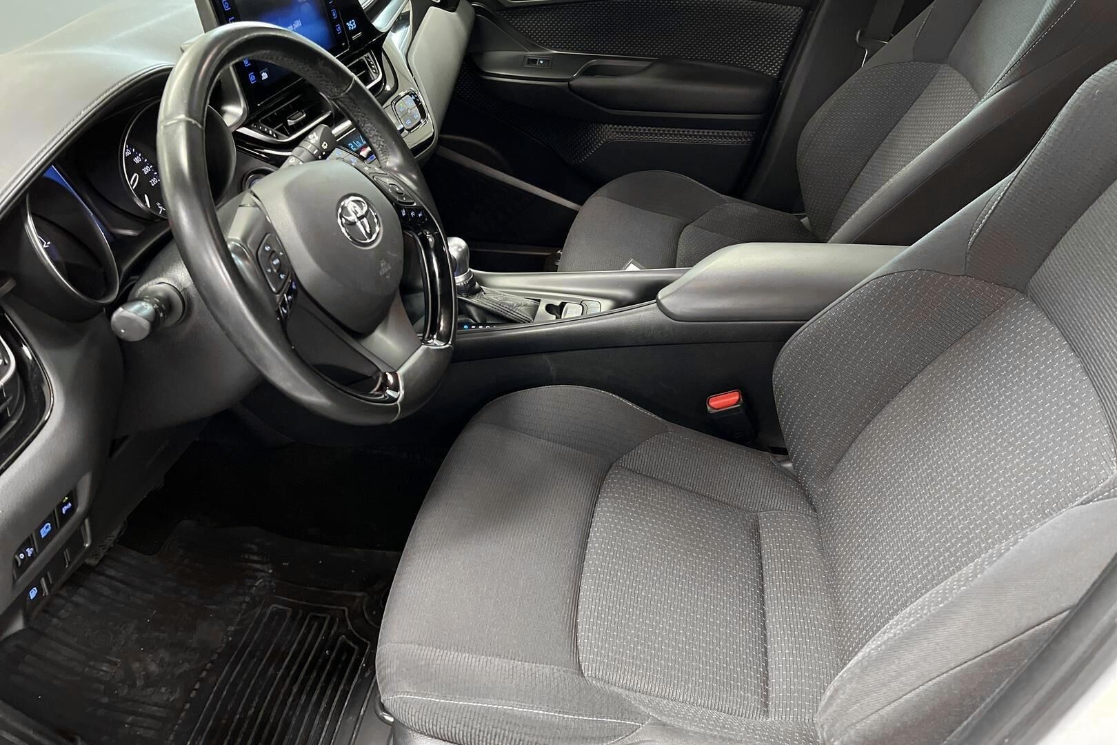 Toyota C-HR iso kuva 8