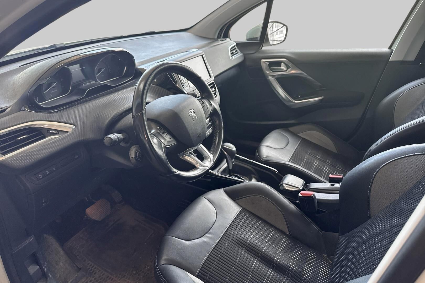 Peugeot 2008 iso kuva 2