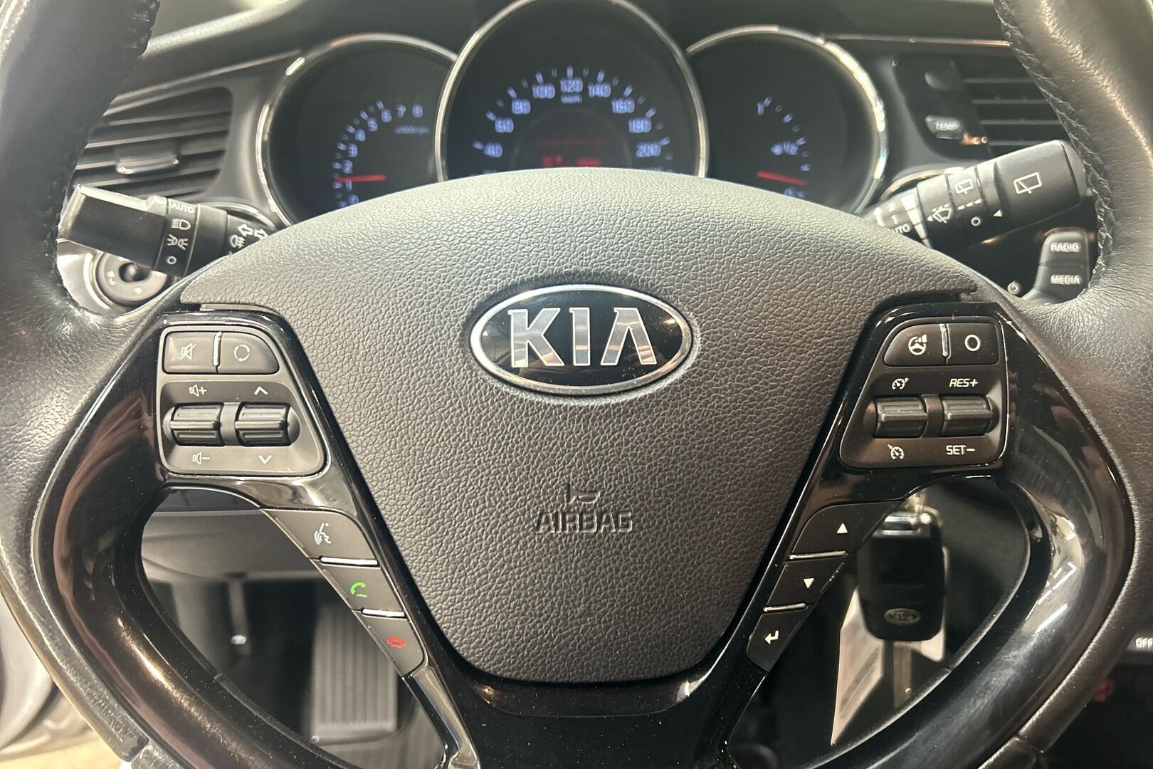 Kia cee'd iso kuva 16