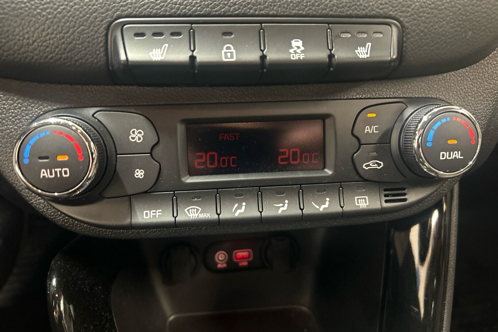 Kia cee'd iso kuva 19