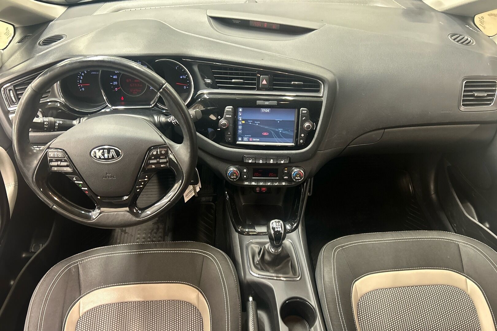 Kia cee'd iso kuva 6