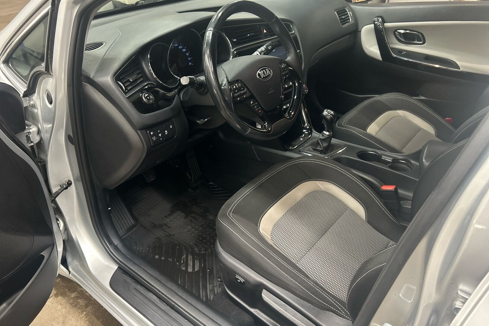 Kia cee'd iso kuva 7