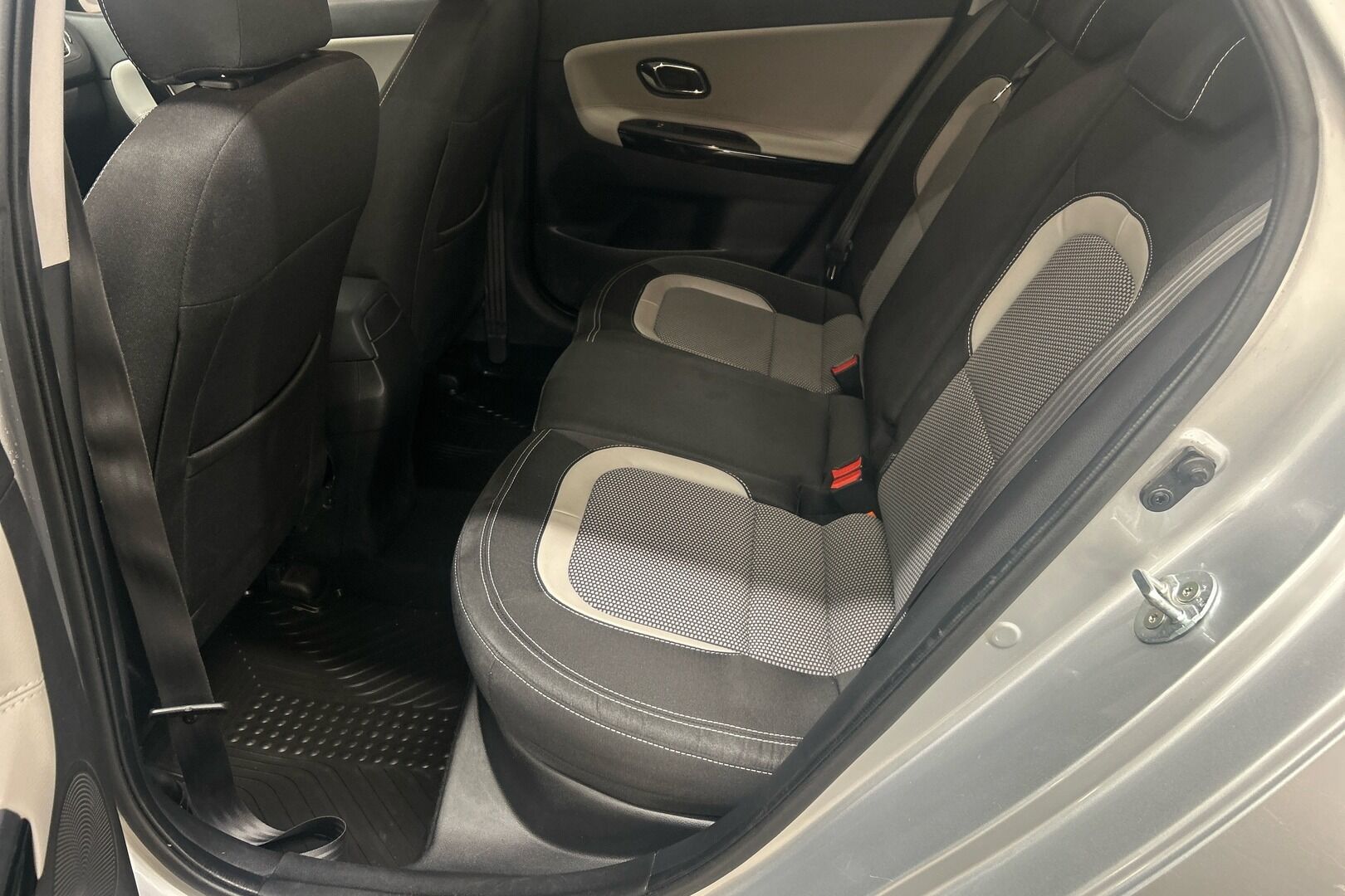 Kia cee'd iso kuva 8
