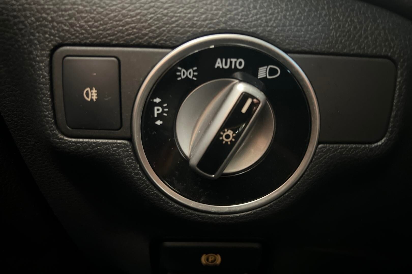 Mercedes-Benz CLA iso kuva 18