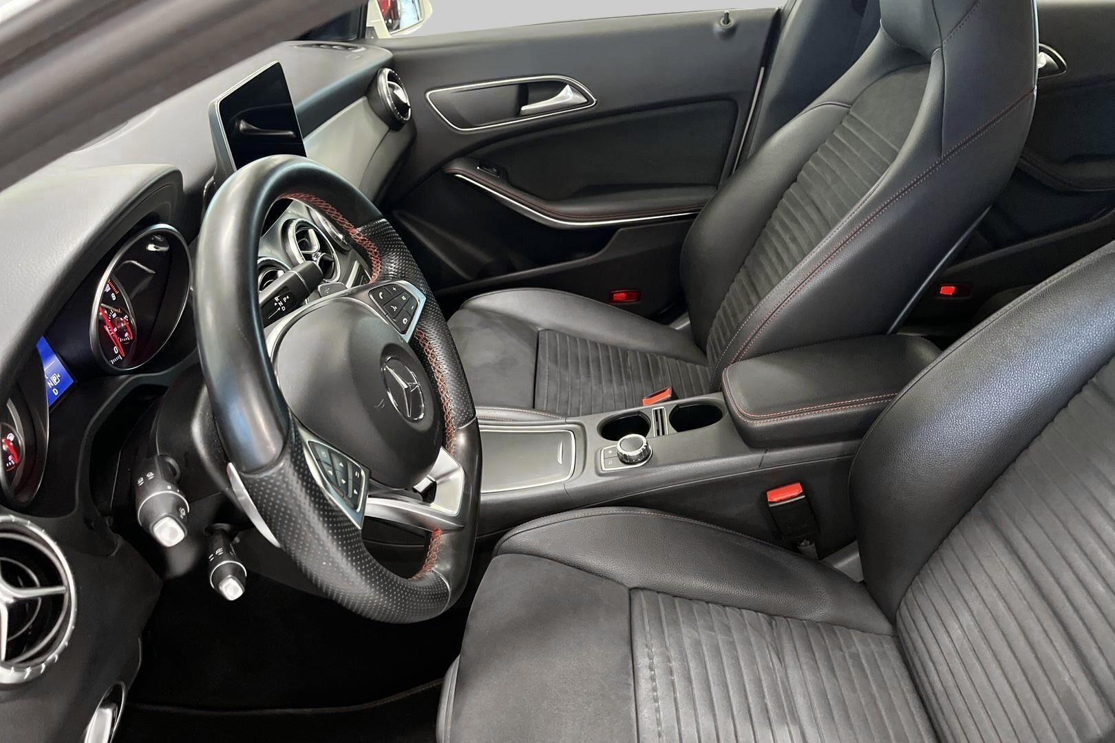 Mercedes-Benz CLA iso kuva 8