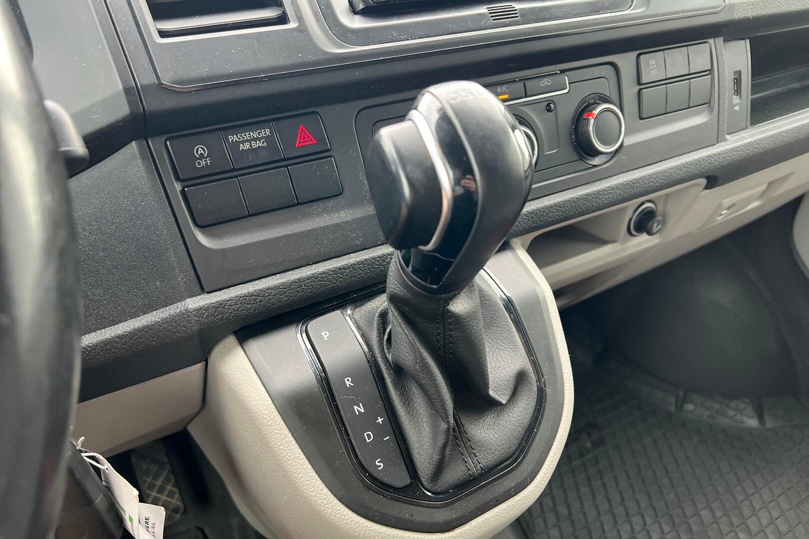 Volkswagen Transporter iso kuva 17