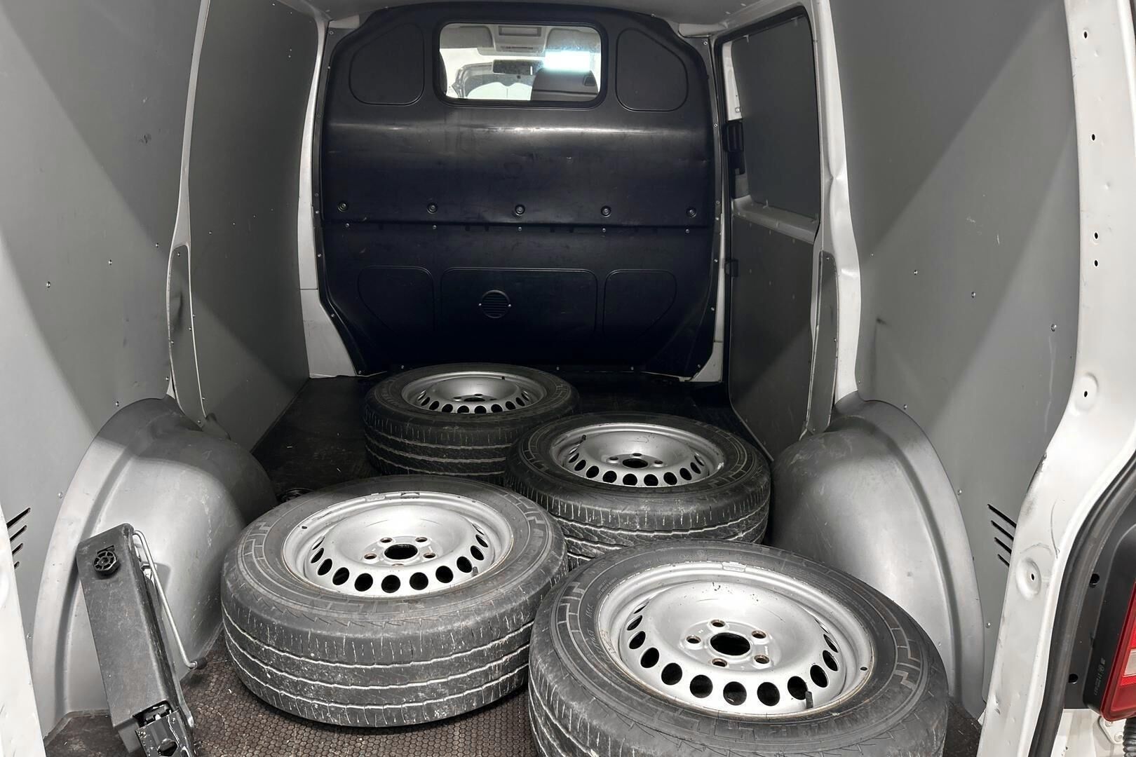 Volkswagen Transporter iso kuva 10