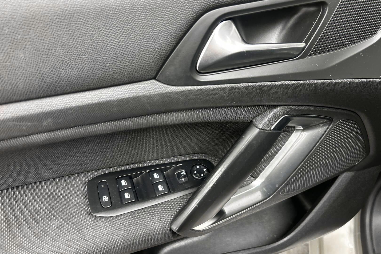 Peugeot 308 iso kuva 22