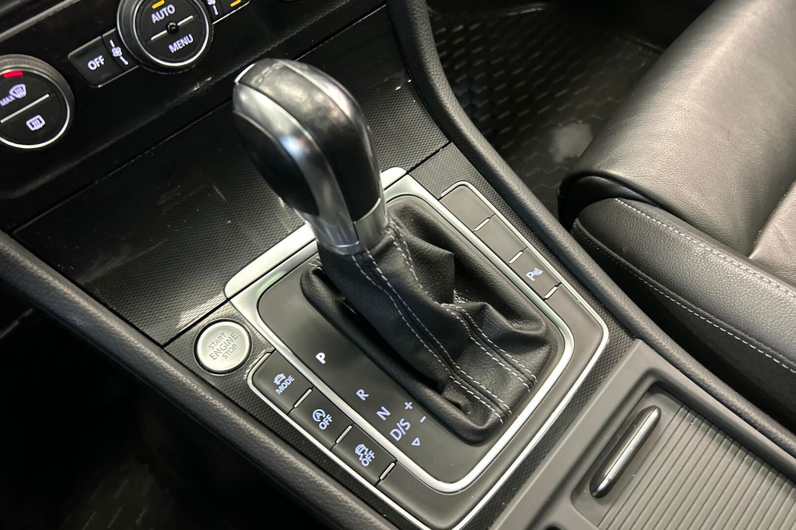 Volkswagen Golf iso kuva 17