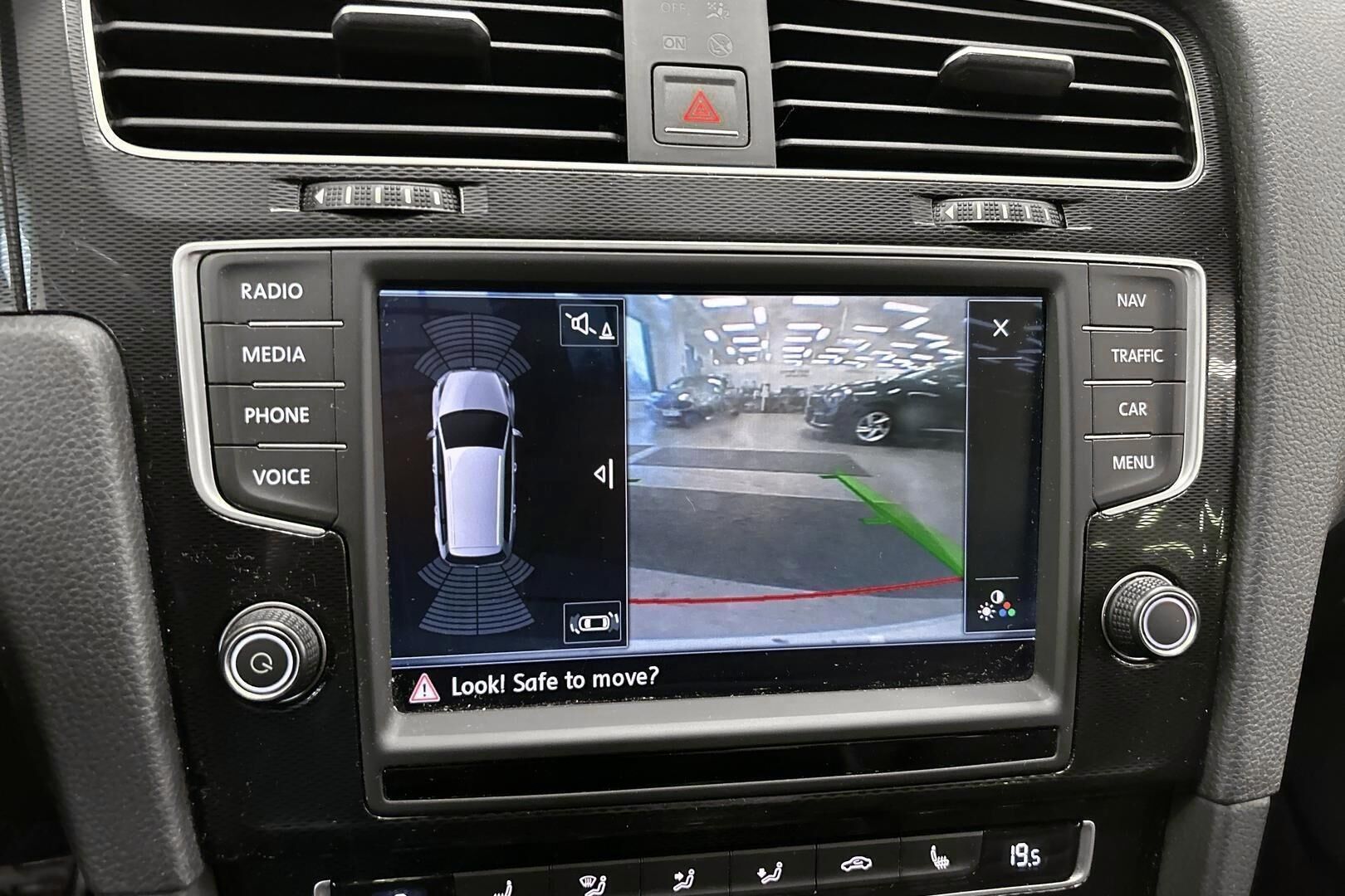 Volkswagen Golf iso kuva 19