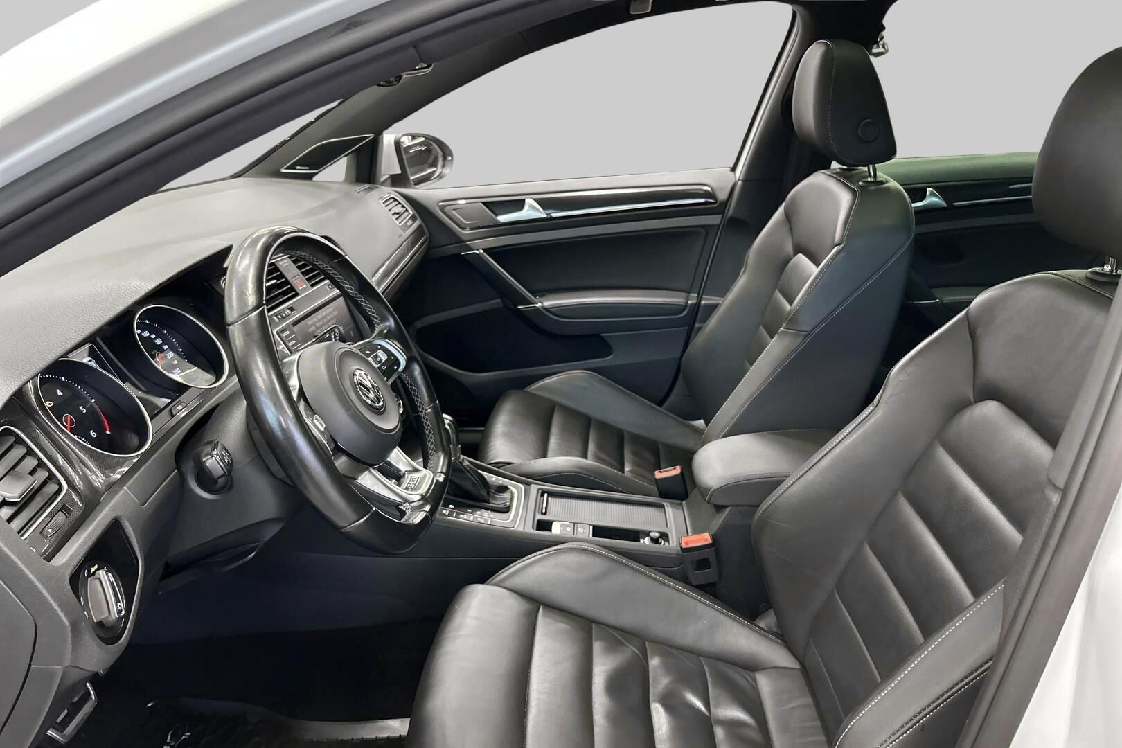 Volkswagen Golf iso kuva 9