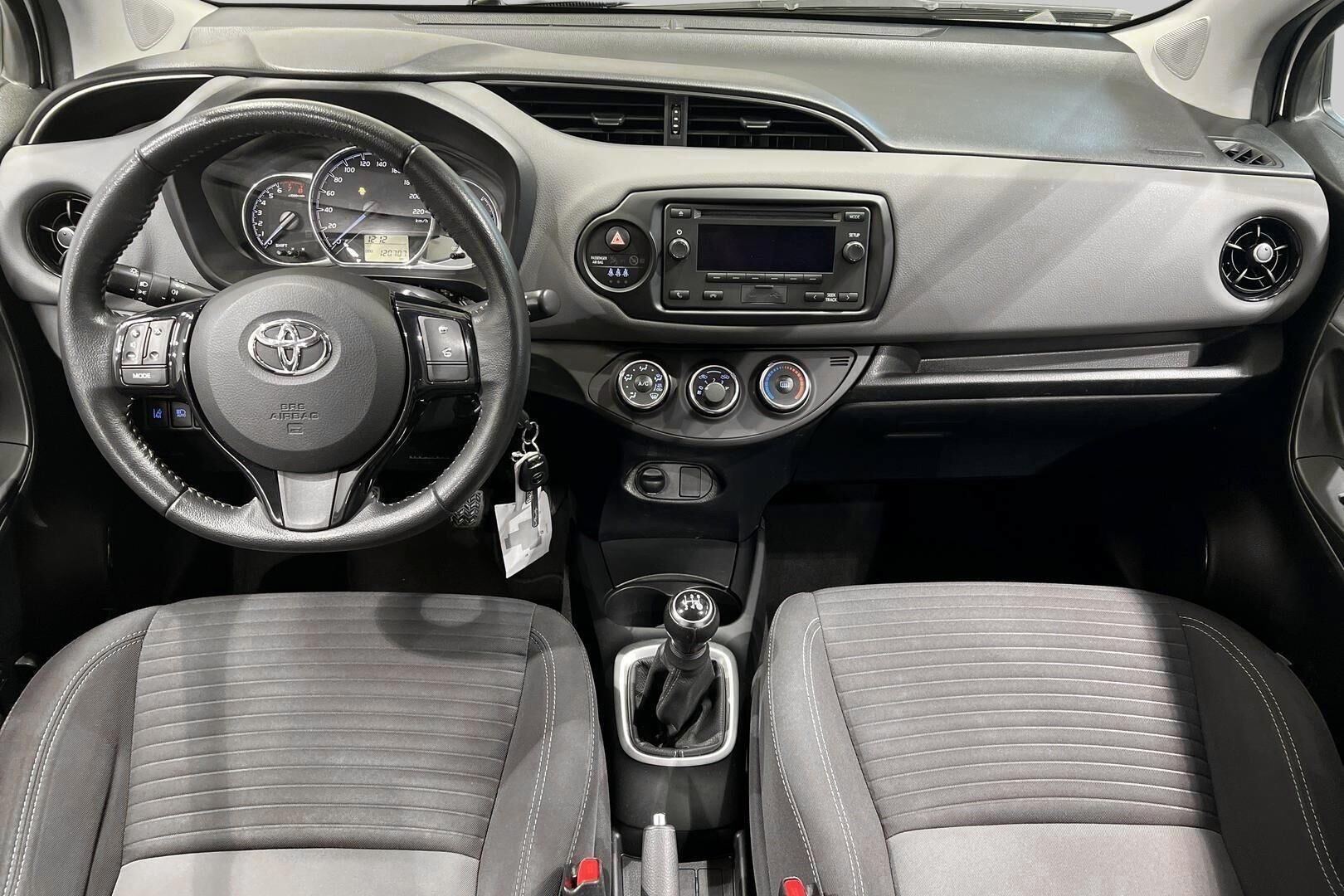 Toyota Yaris iso kuva 11