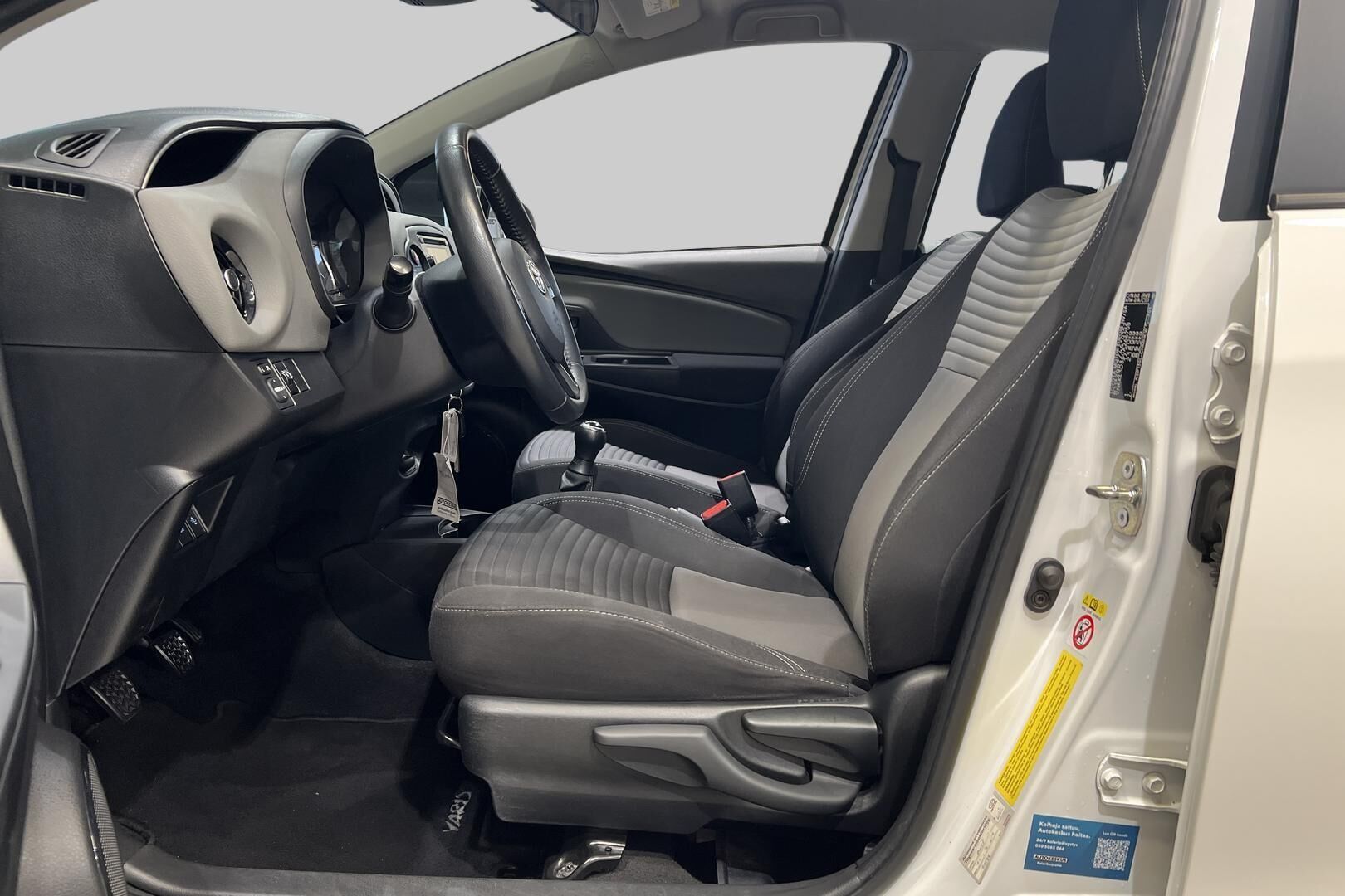 Toyota Yaris iso kuva 9