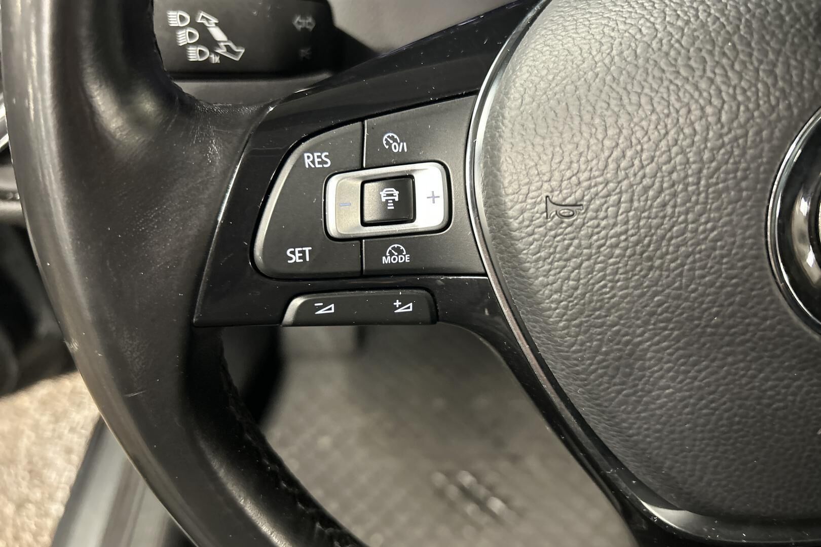 Volkswagen Golf iso kuva 8