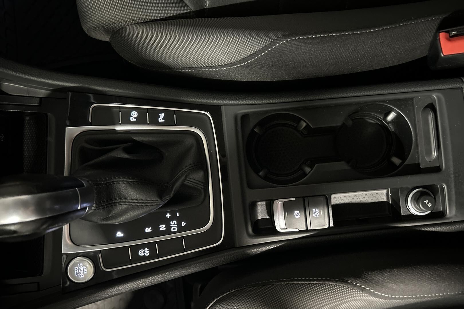 Volkswagen Golf iso kuva 10