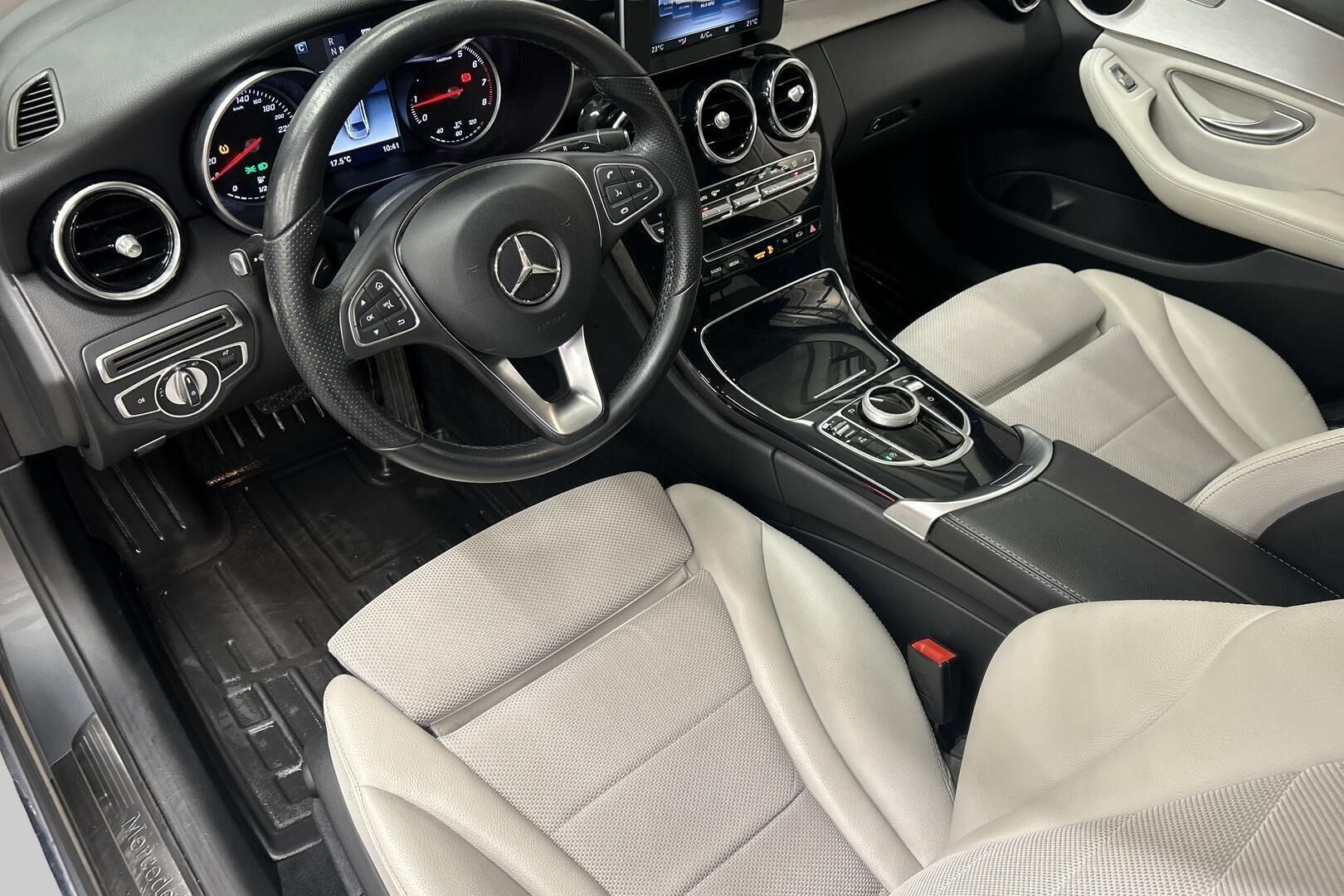 Mercedes-Benz C iso kuva 9