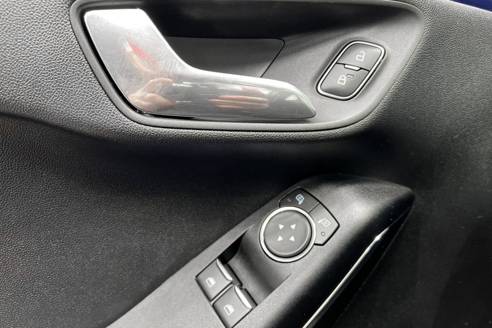 Ford Fiesta iso kuva 25