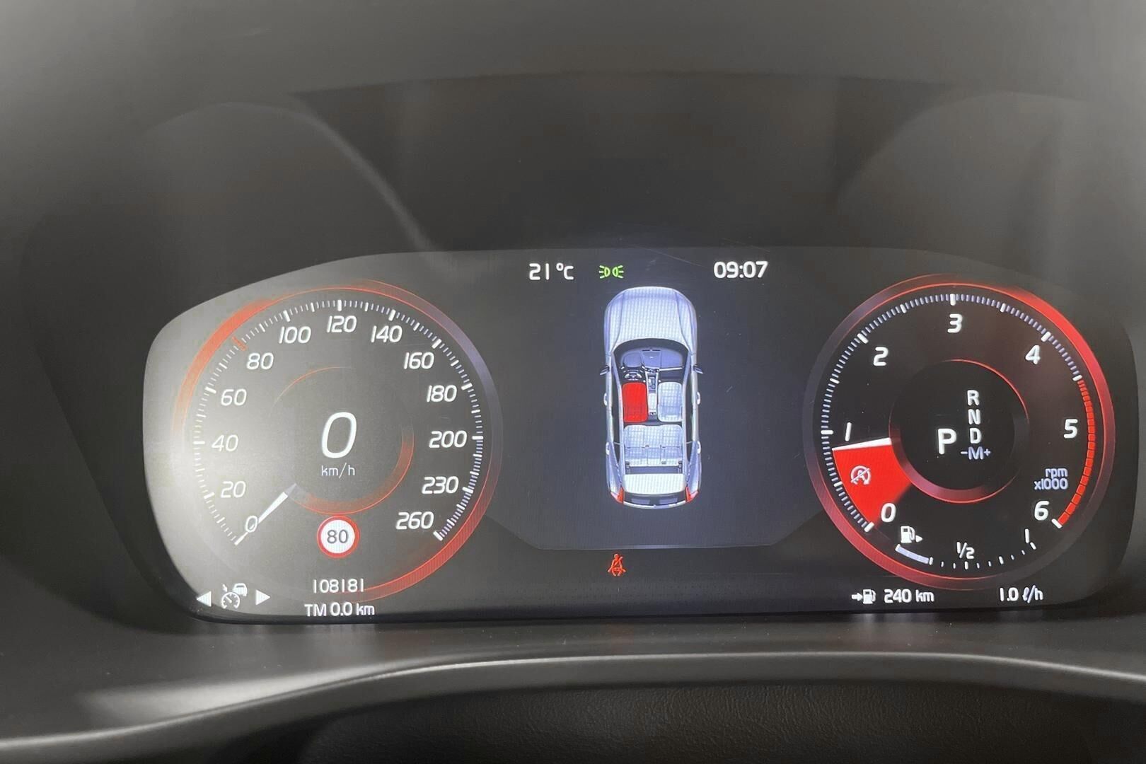 Volvo XC40 iso kuva 14