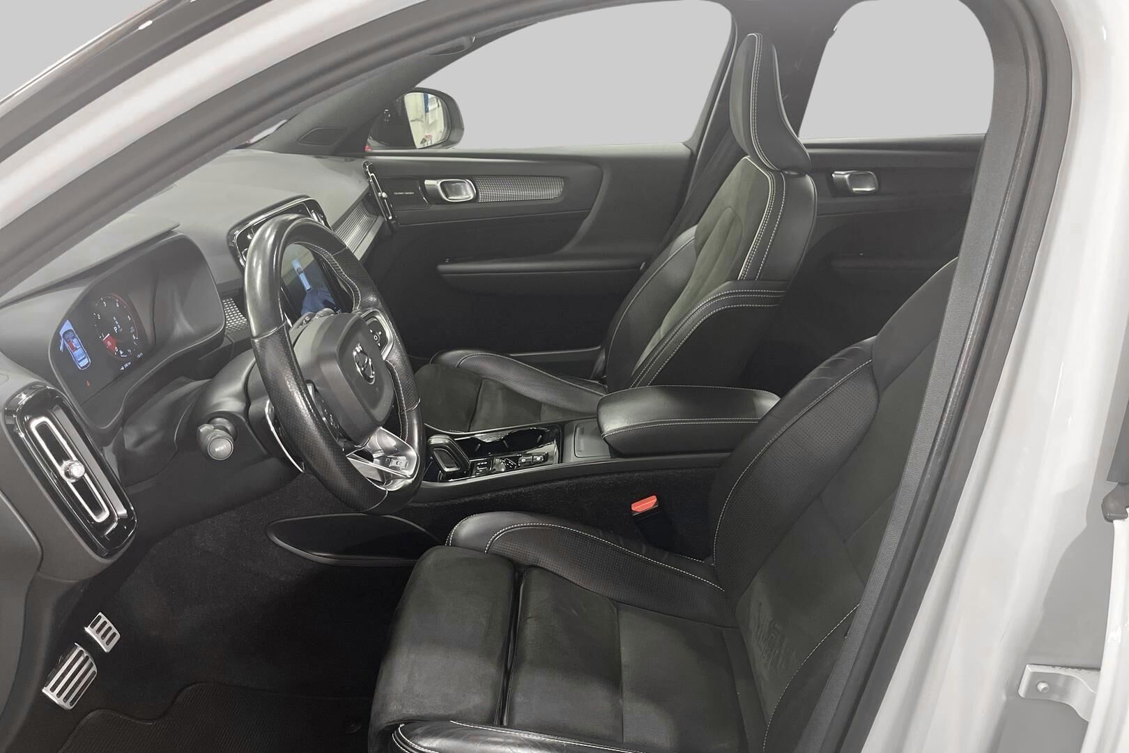 Volvo XC40 iso kuva 9