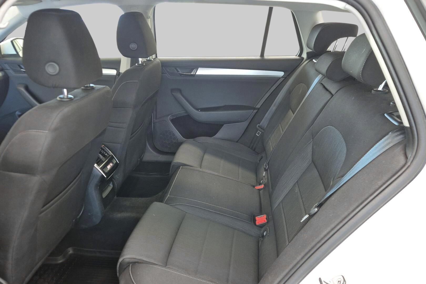 Skoda Superb iso kuva 10