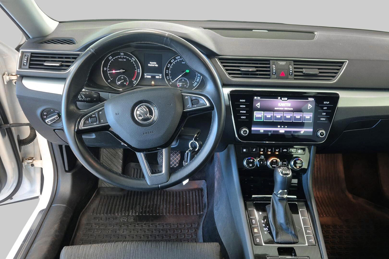 Skoda Superb iso kuva 11