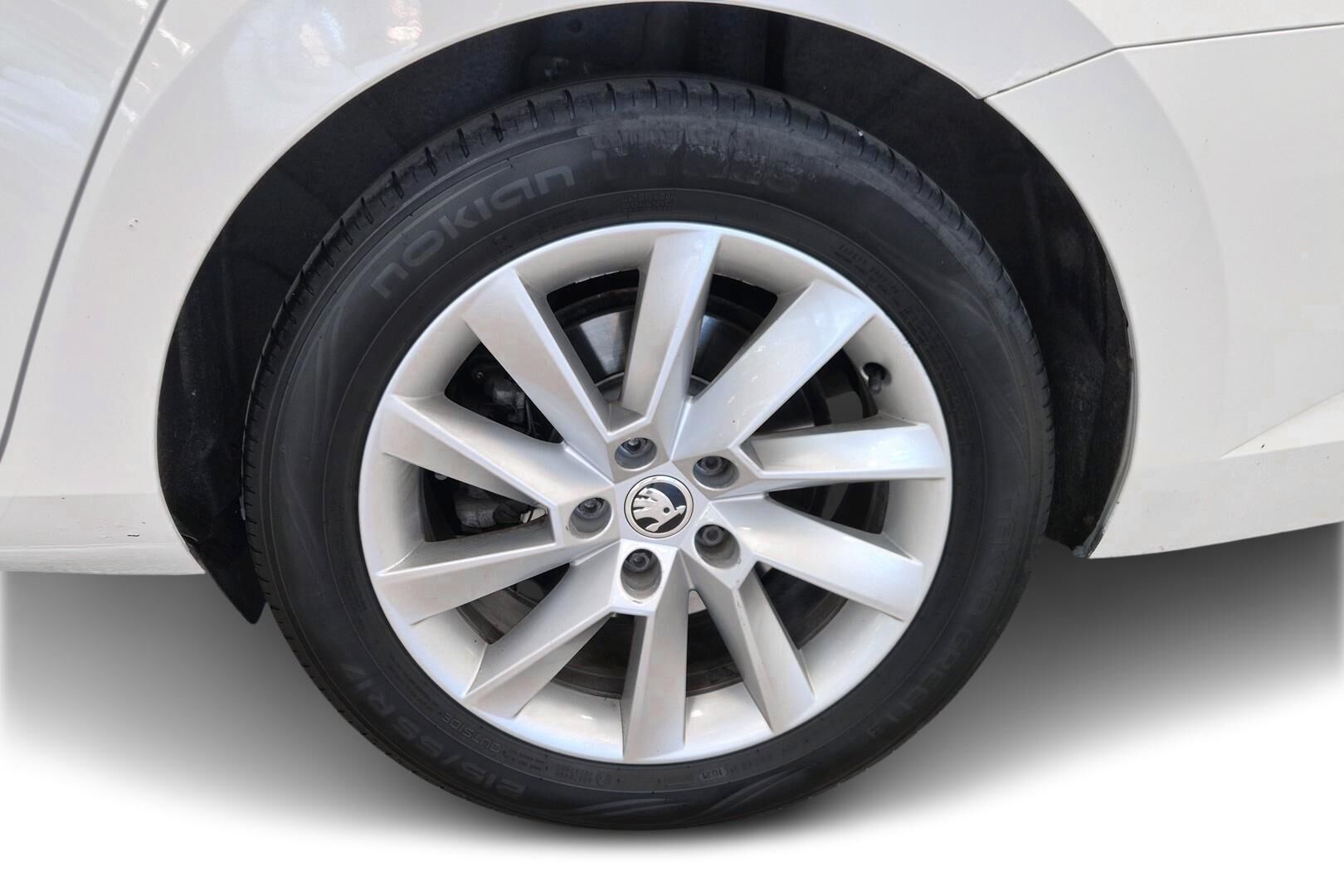 Skoda Superb iso kuva 13