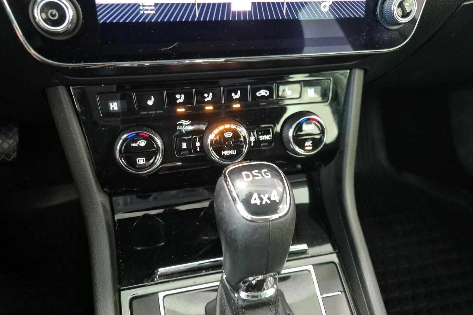 Skoda Superb iso kuva 16