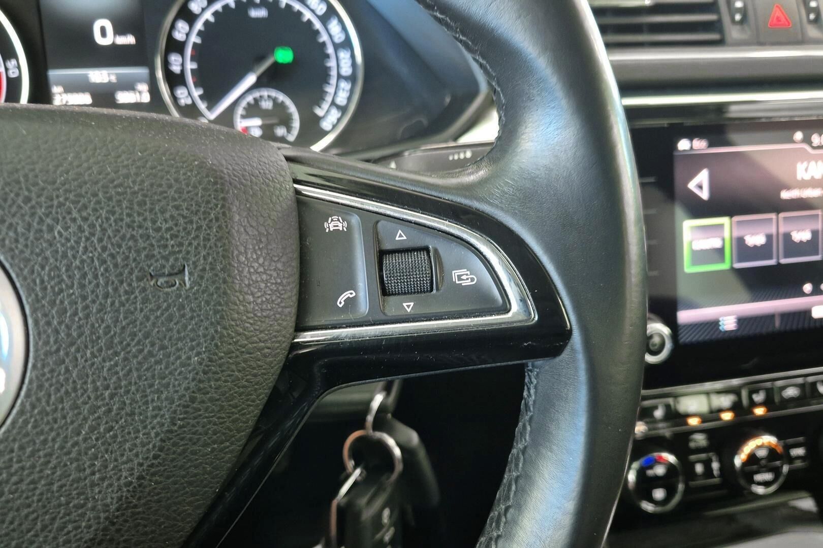 Skoda Superb iso kuva 18