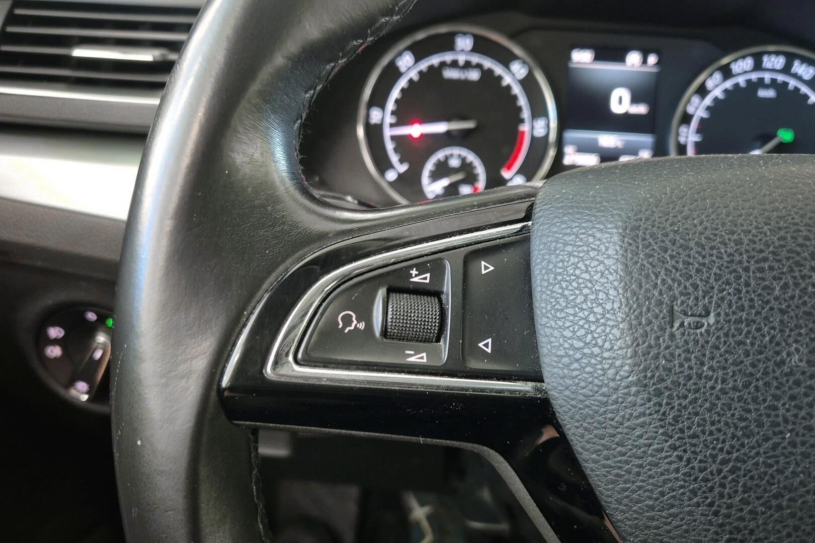 Skoda Superb iso kuva 19