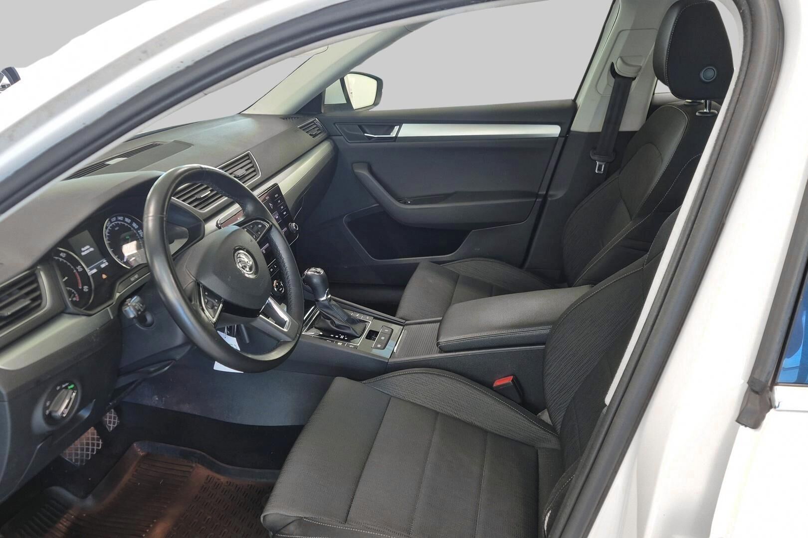 Skoda Superb iso kuva 9