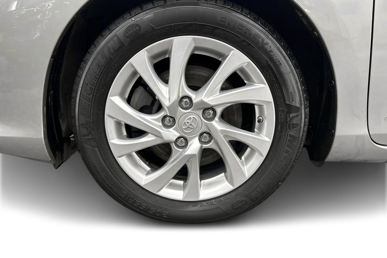 Toyota Auris iso kuva 13