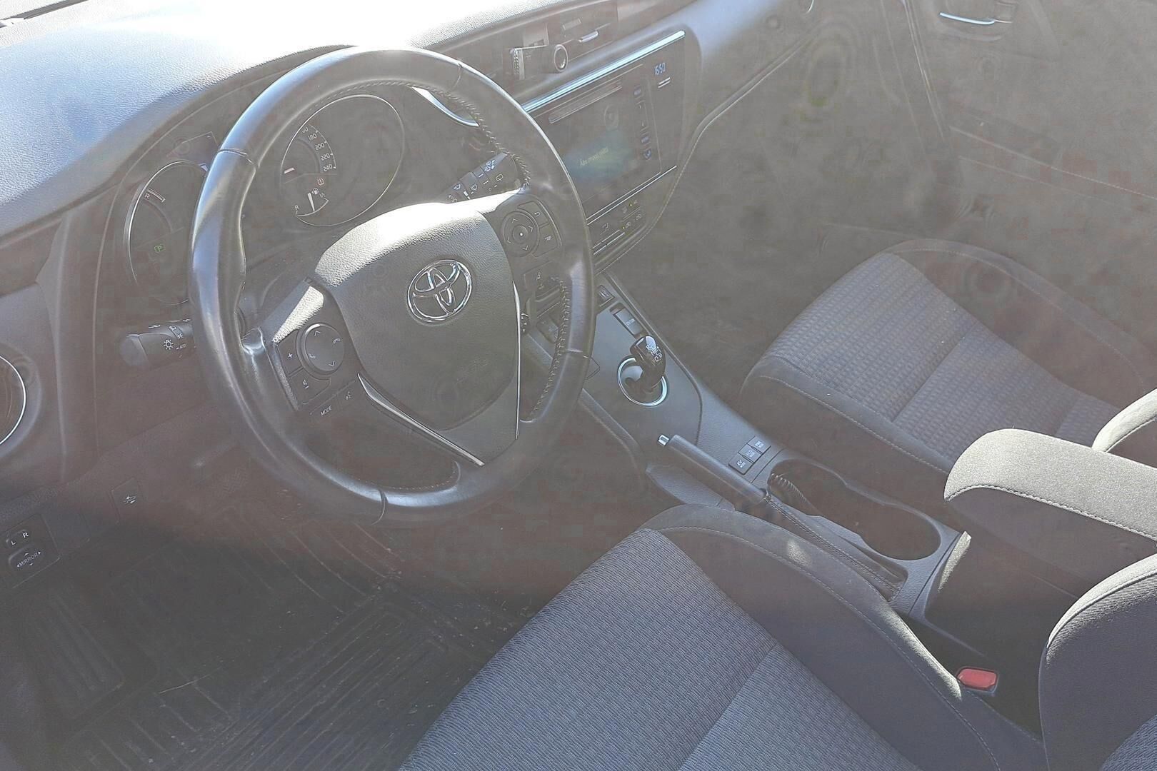 Toyota Auris iso kuva 2