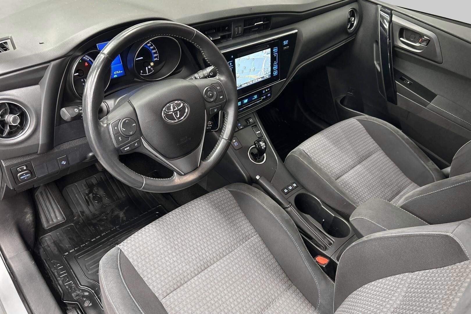 Toyota Auris iso kuva 9
