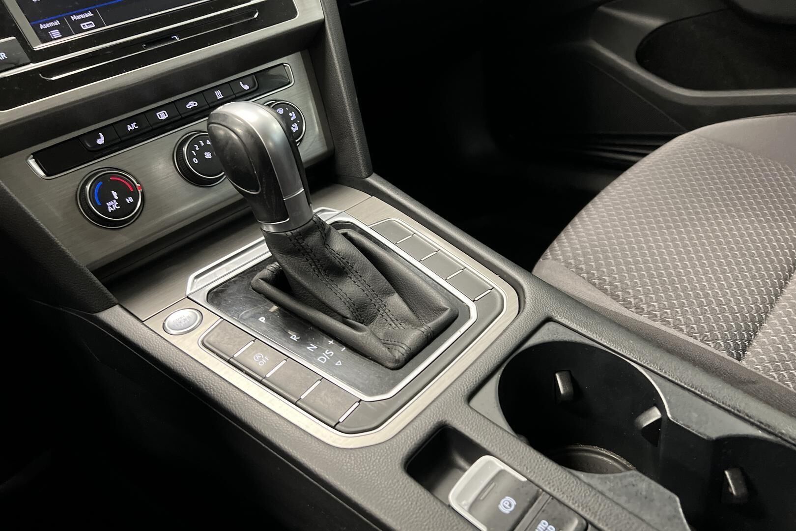 Volkswagen Passat iso kuva 17