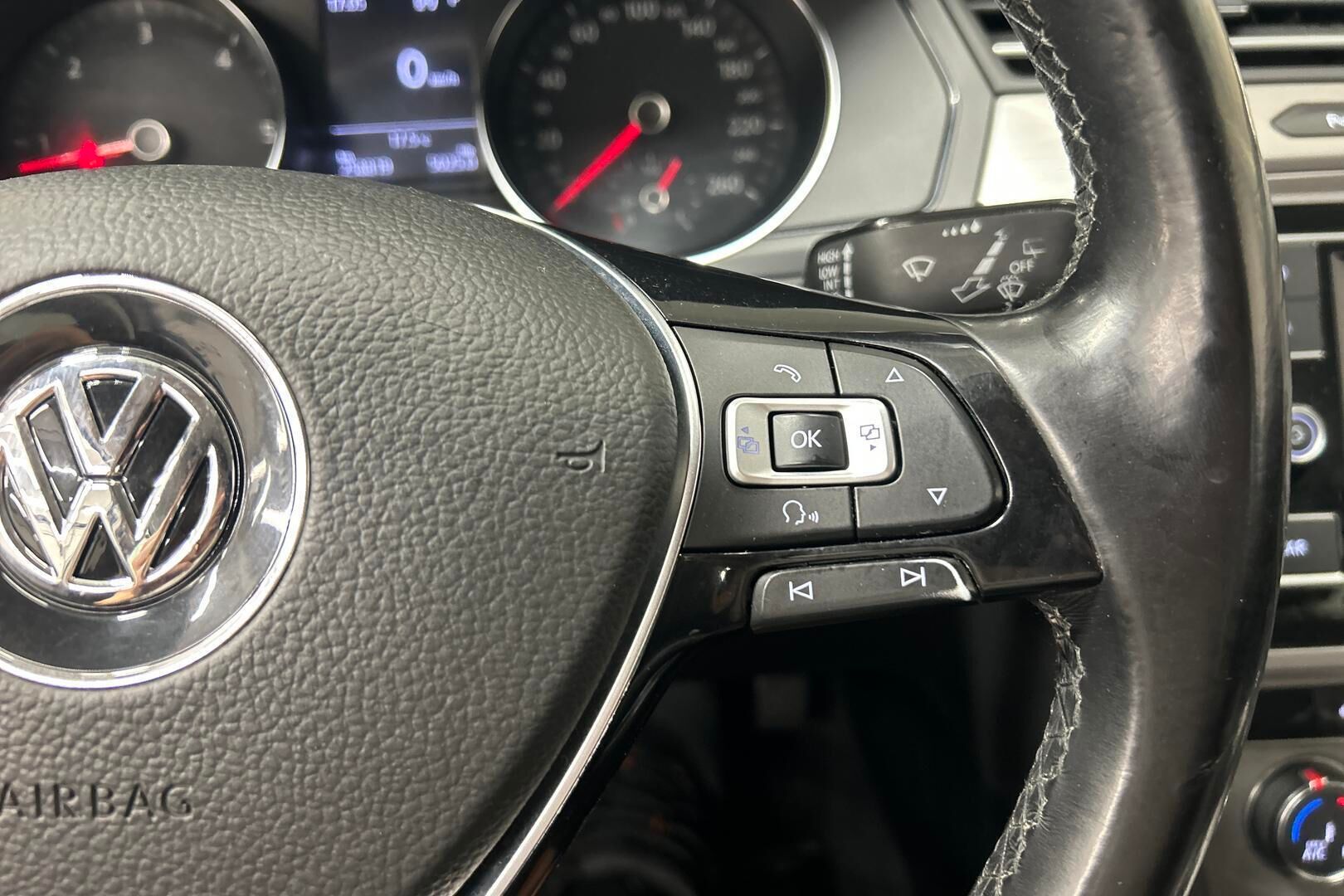 Volkswagen Passat iso kuva 10