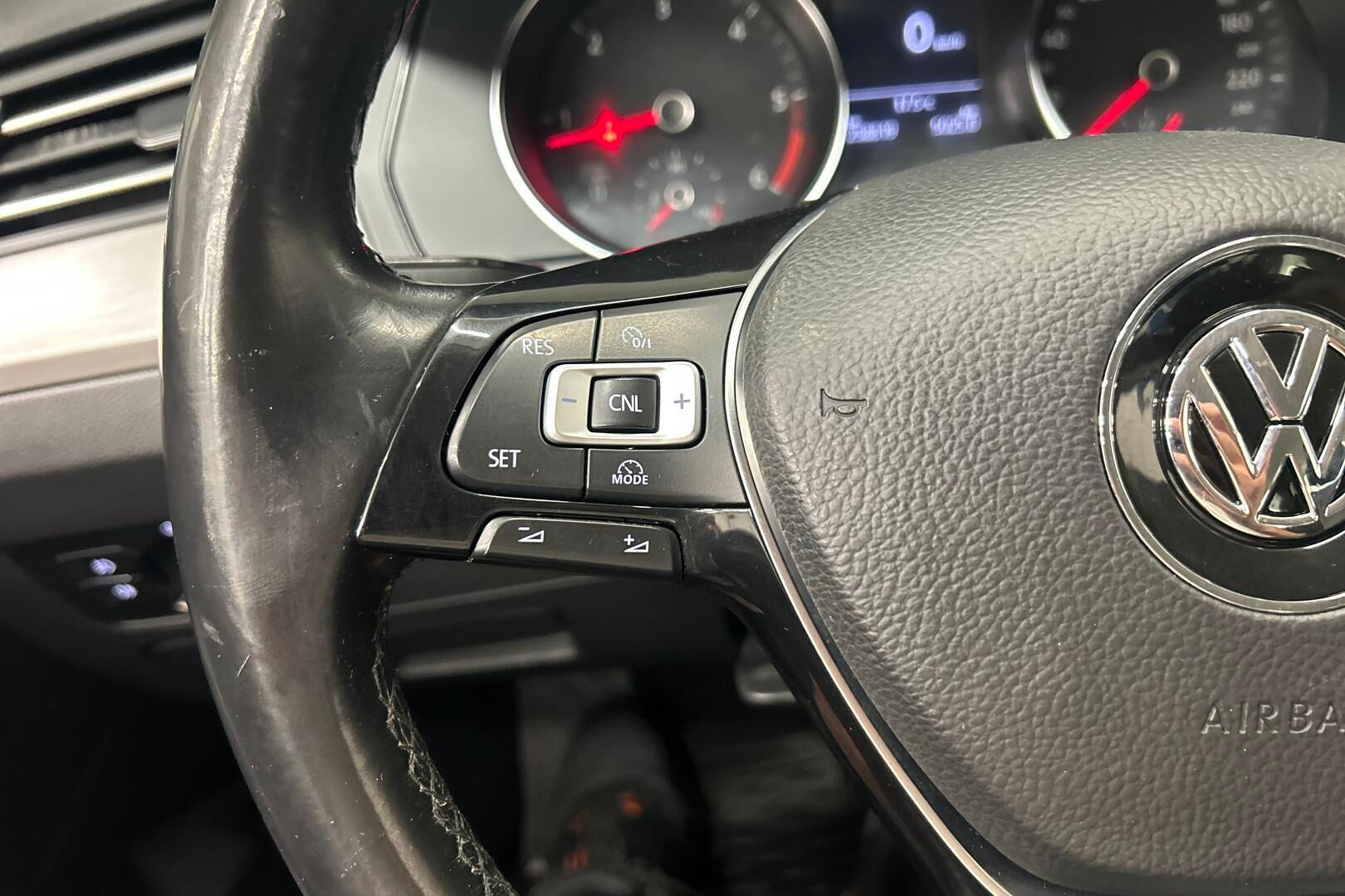 Volkswagen Passat iso kuva 11