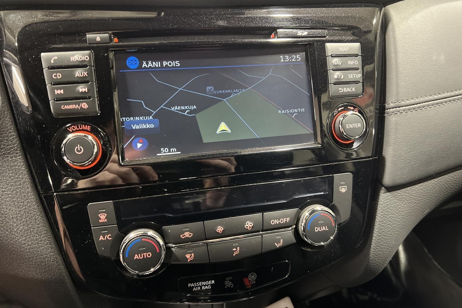 Nissan X-Trail iso kuva 16