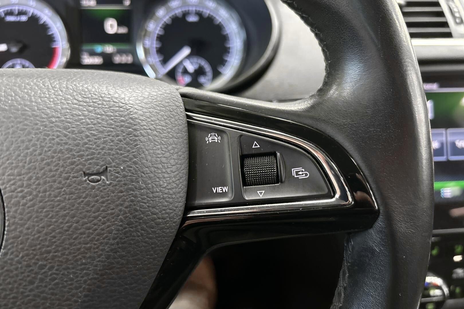 Skoda Octavia iso kuva 17