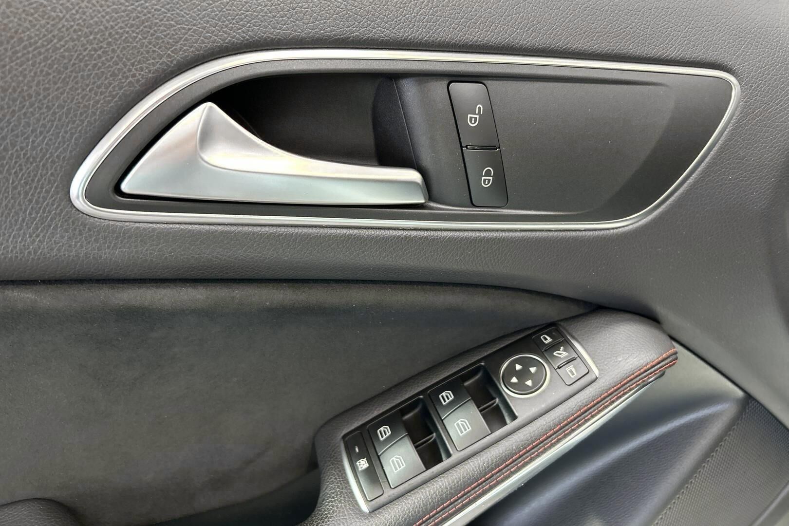 Mercedes-Benz A 45 AMG iso kuva 23