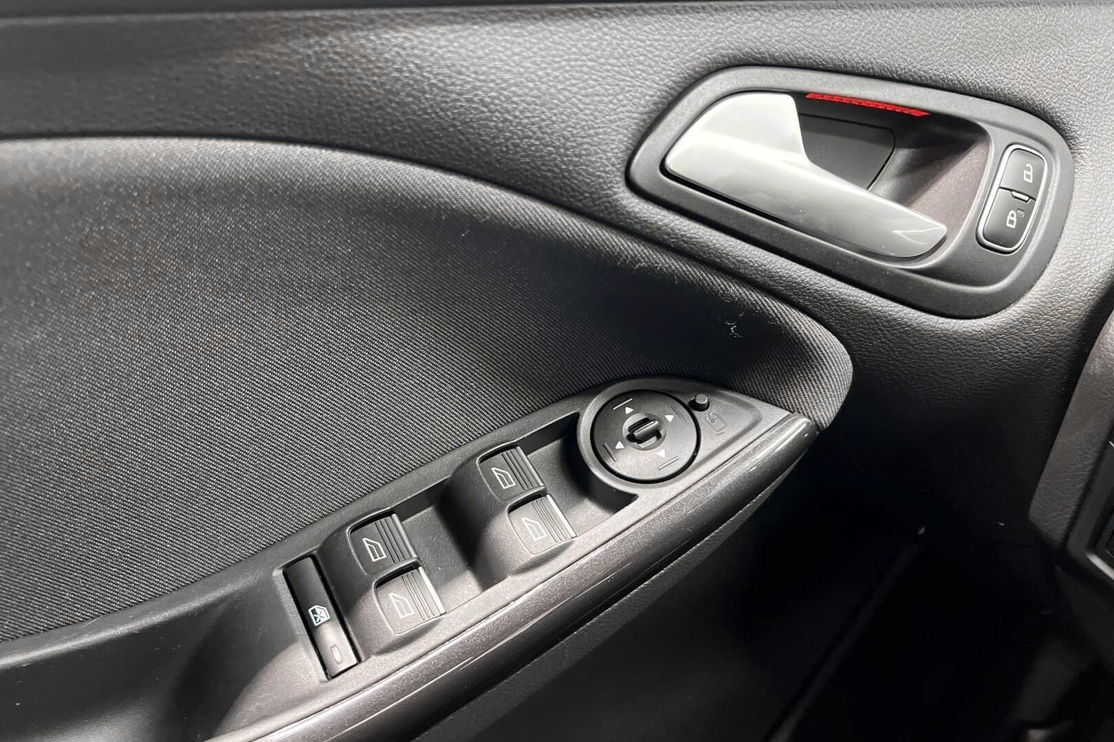 Ford Focus iso kuva 23