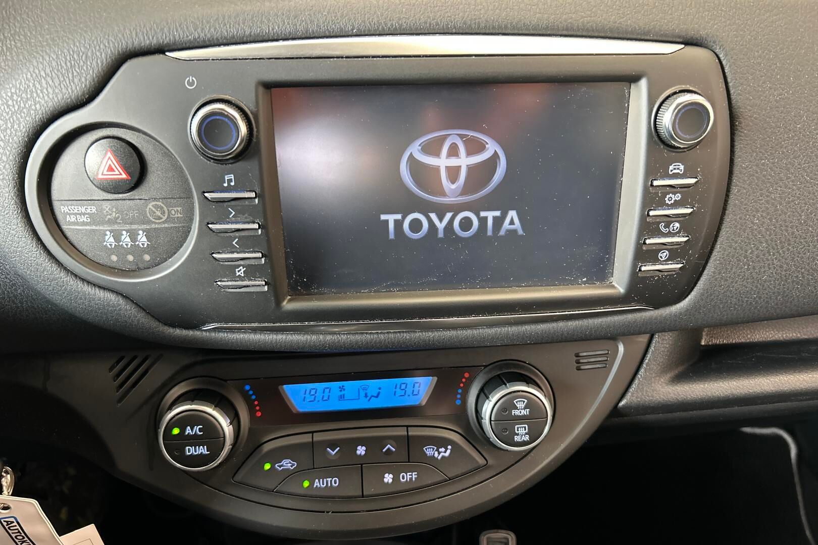 Toyota Yaris iso kuva 15