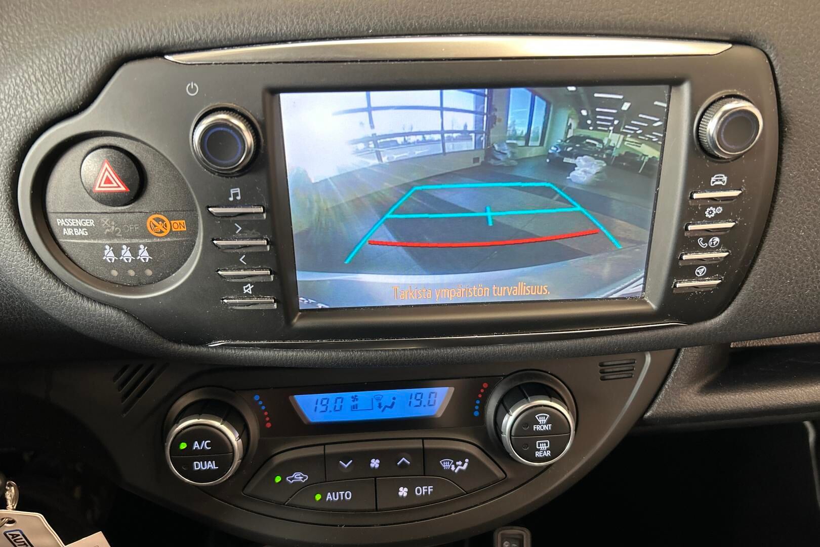 Toyota Yaris iso kuva 18