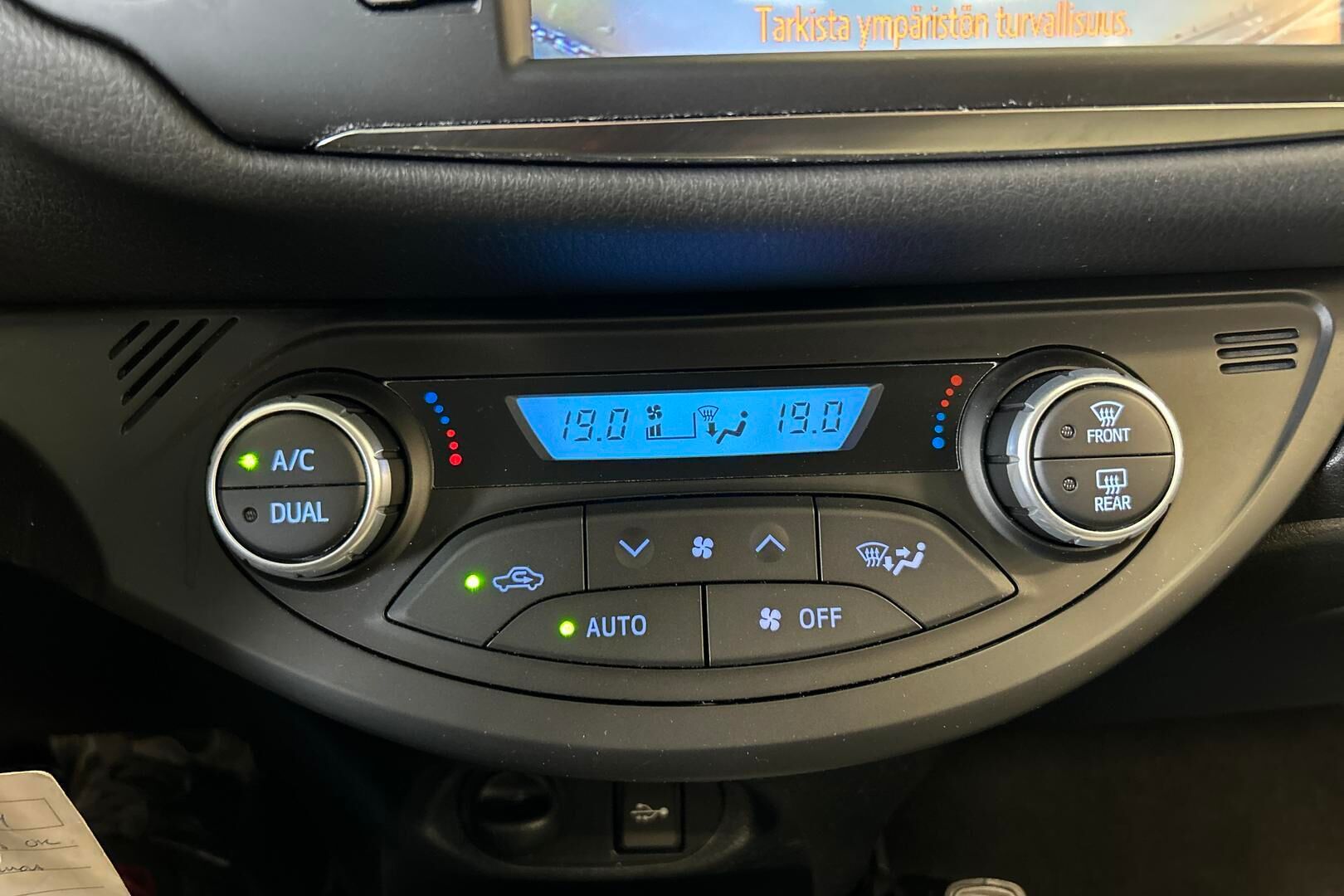 Toyota Yaris iso kuva 30