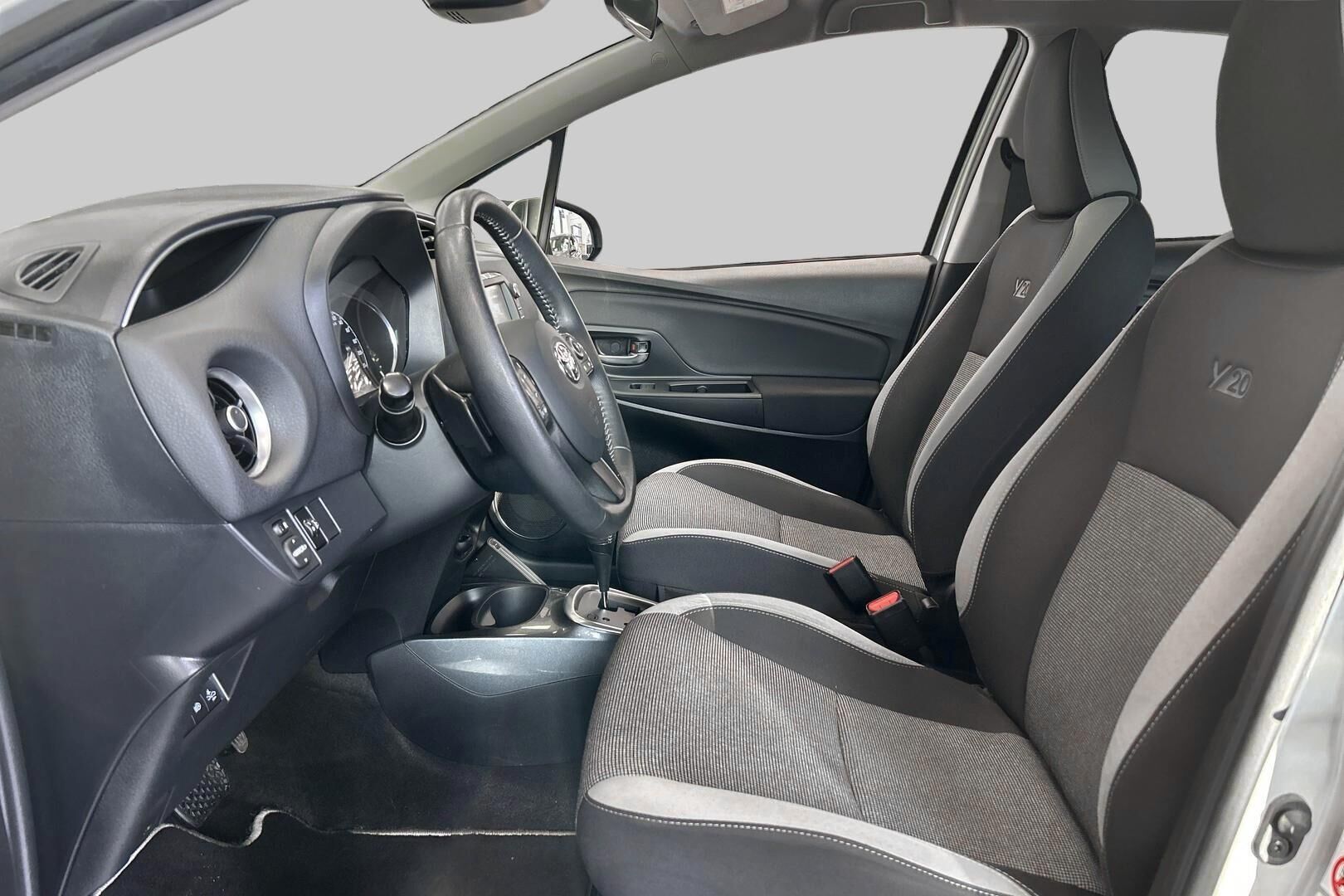 Toyota Yaris iso kuva 9