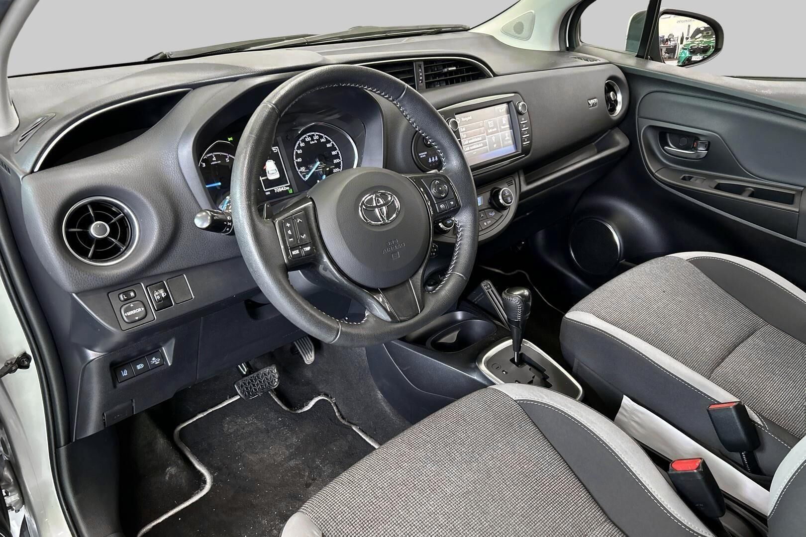 Toyota Yaris iso kuva 9