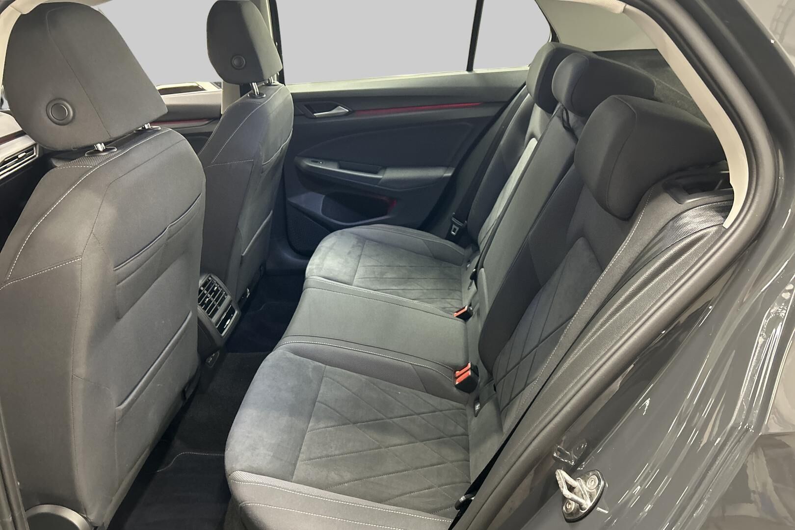 Volkswagen Golf iso kuva 10