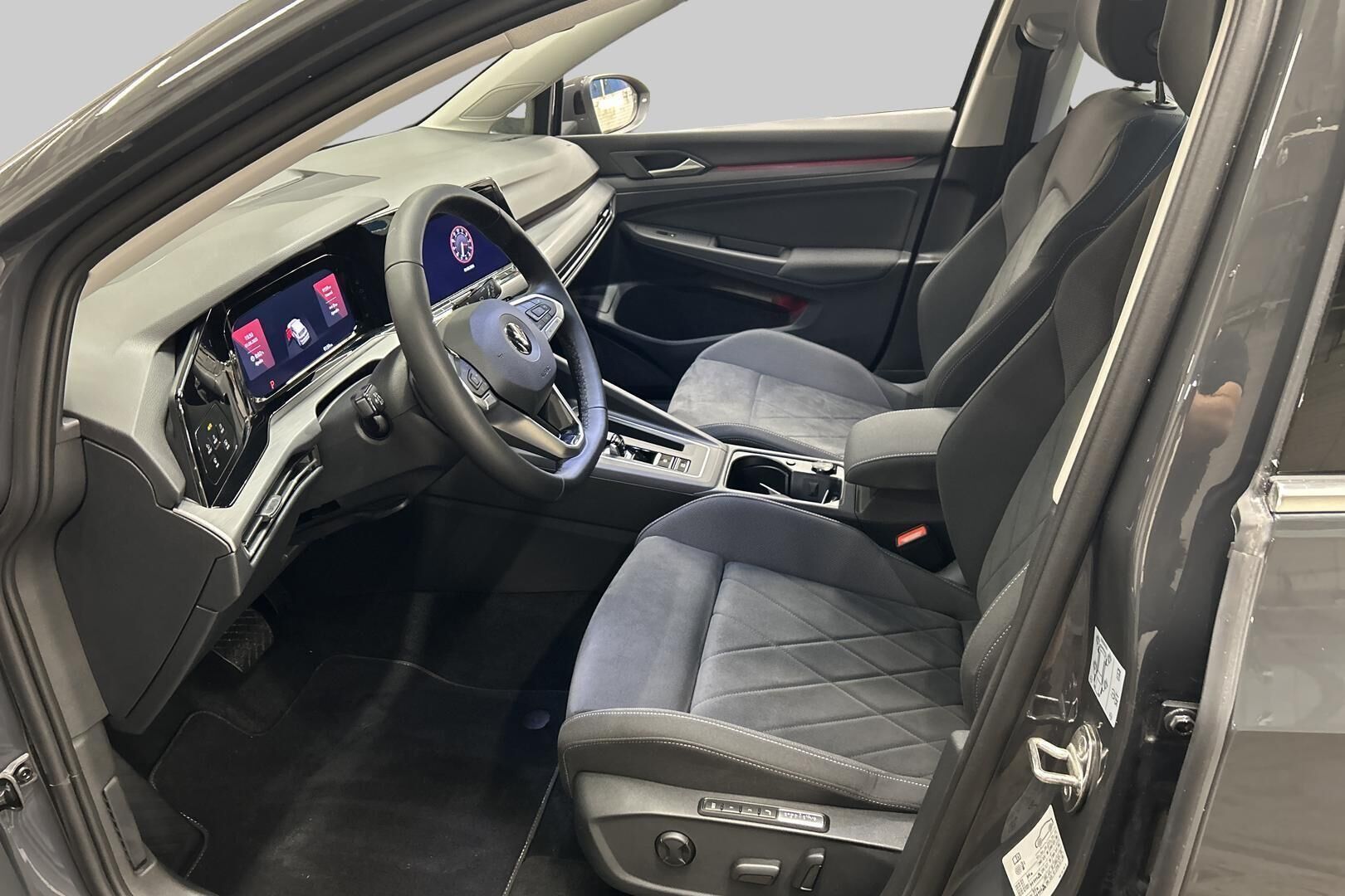 Volkswagen Golf iso kuva 9
