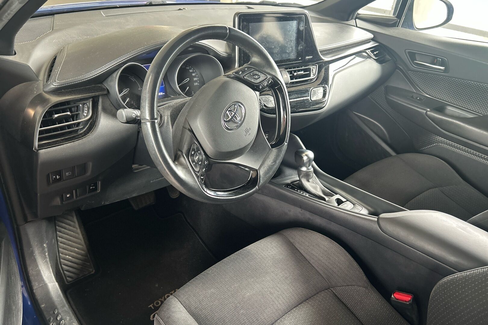 TOYOTA C-HR iso kuva 2