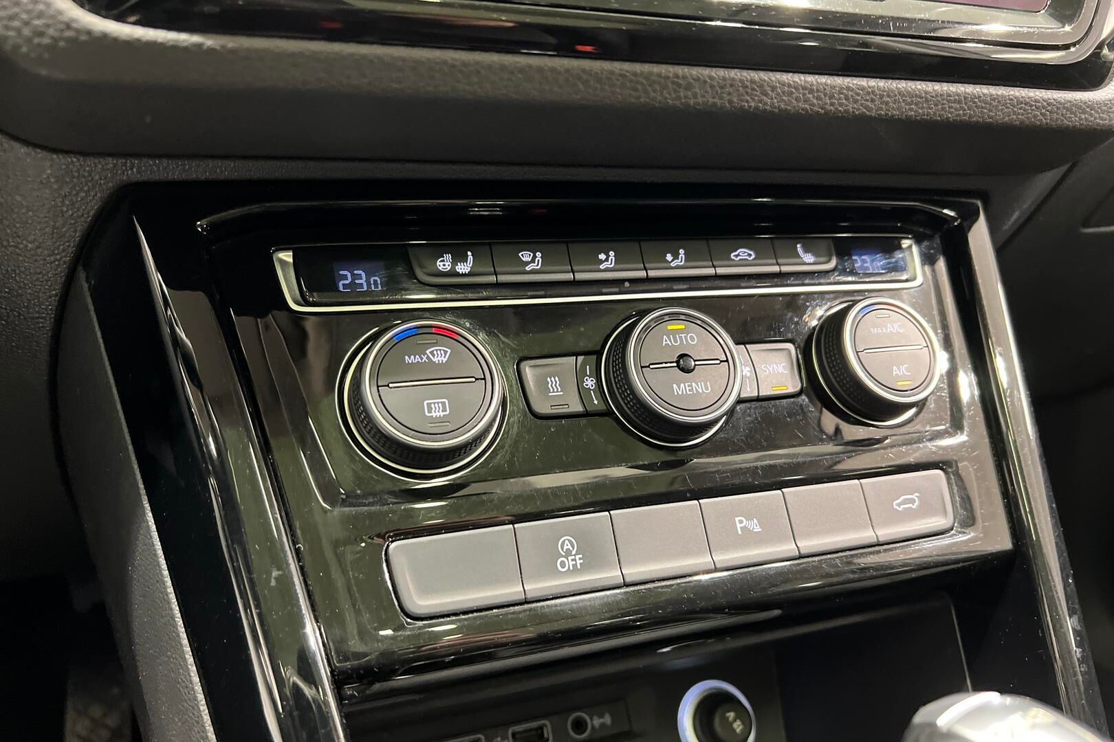Volkswagen Touran iso kuva 17